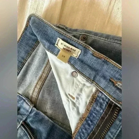 Madewell 9" High-Rise Skinny Jeans in Ontario Wash: Distressed-Hem Edition - Picture 7 of 12